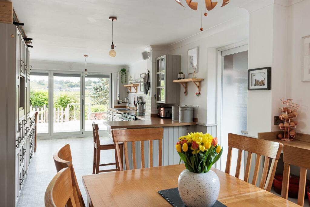 Kitchen/Dining Area