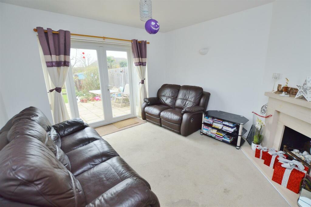 LIVING ROOM: