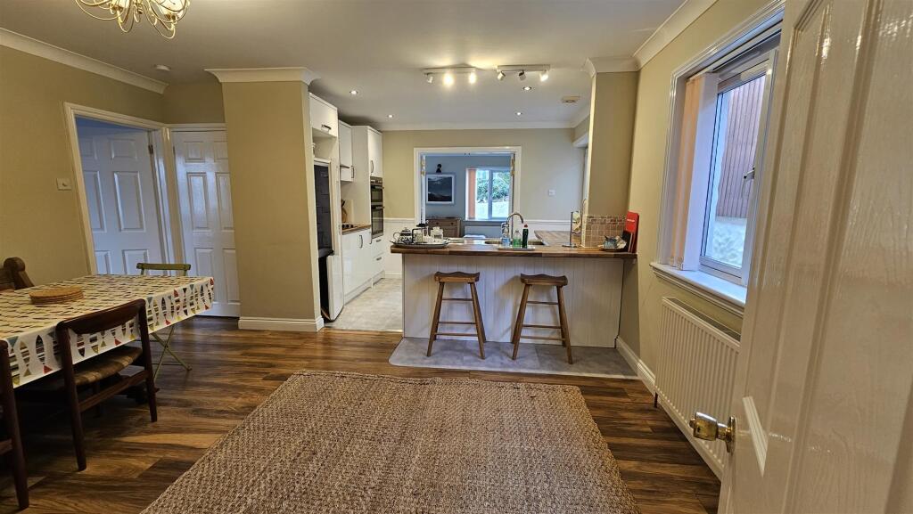 KITCHEN / DINER