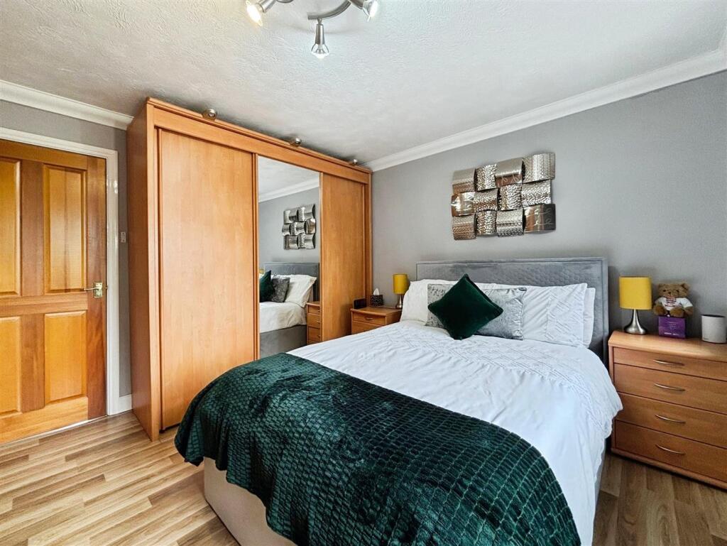 ba6bbad4-Photo 206-11-25 2C 2011 2041 2000.jpg