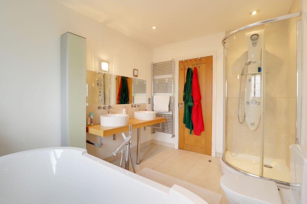Master Bedroom En-Suite Bathroom