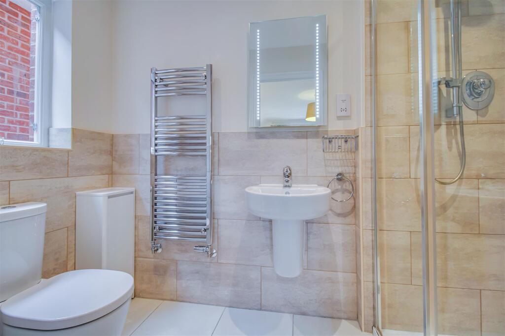 EN SUITE SHOWER ROOM