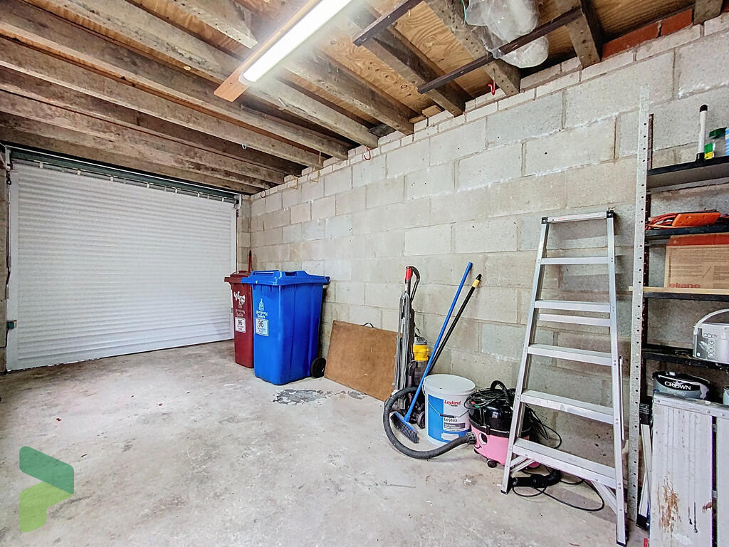 Attached Garage (...