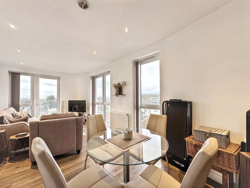 Open plan lounge/dining area