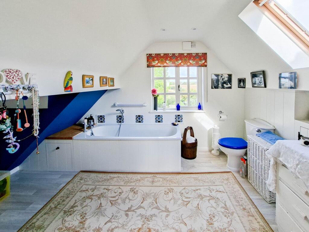 Principal en-suite bathroom