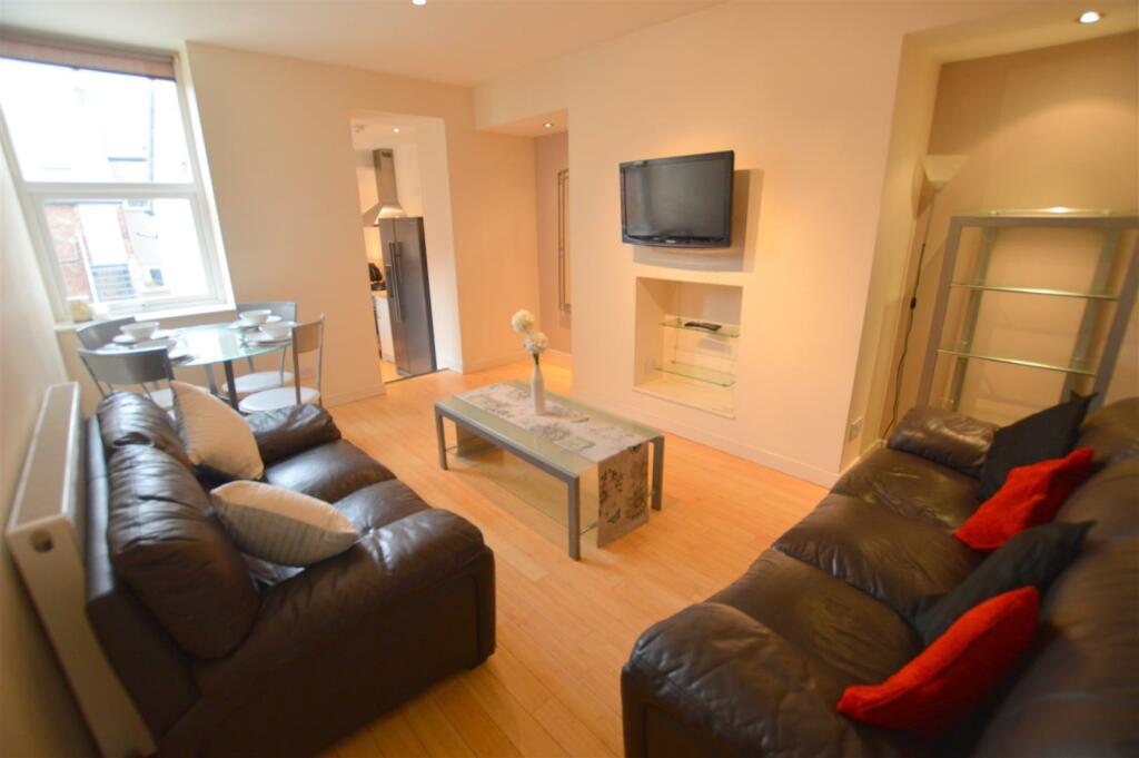 165 Cartington Terrace Lounge (1).jpg