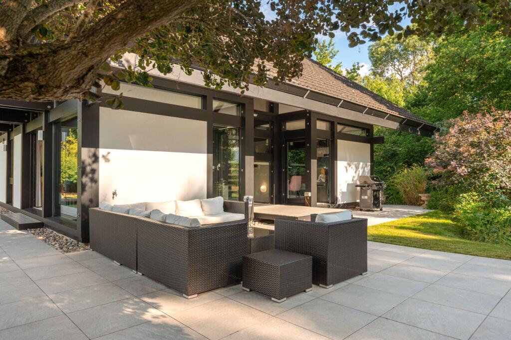 Side Terrave To Hous