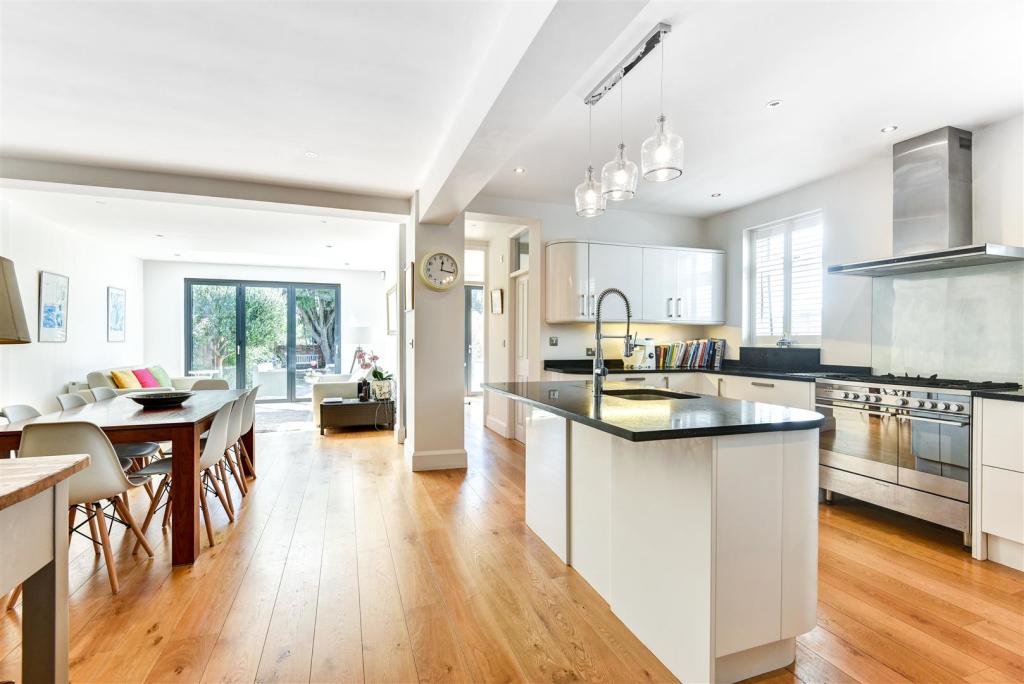 Kitchen/Dining Area