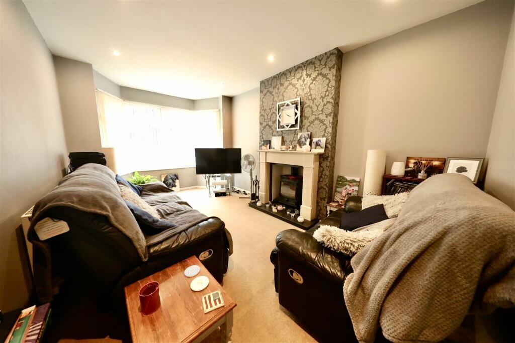 302 Bricknell - Lounge.jpg