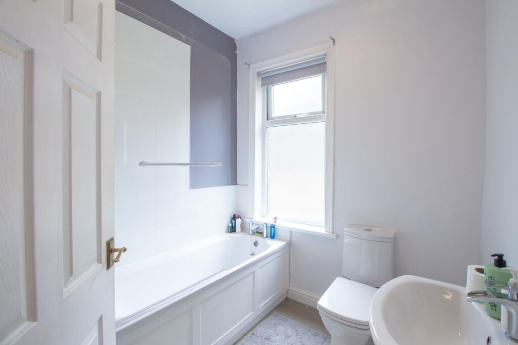 Bathroom Eastfield Road, Mirfield, WF14 0QR EweMov