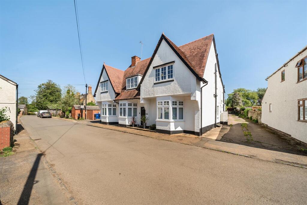 Flat 4, 10 High Street, Gayton (17).jpg