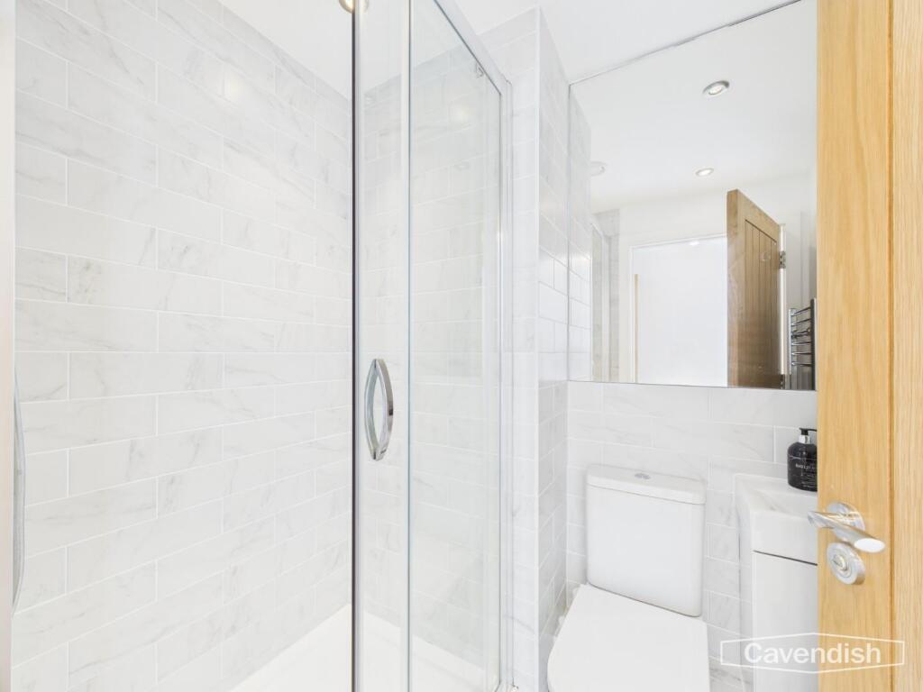 EN-SUITE SHOWER ROOM