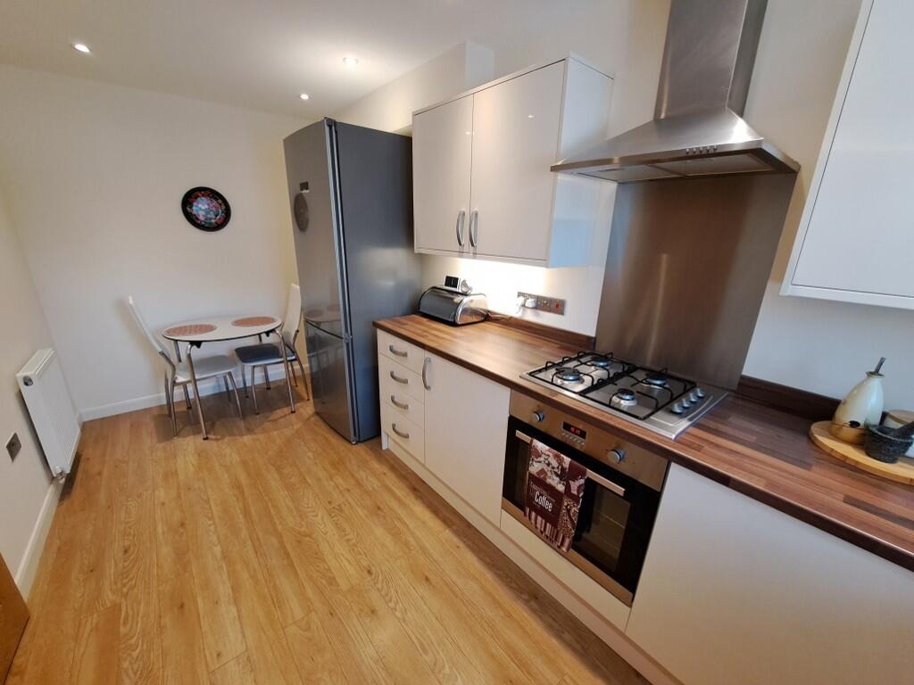 KITCHEN/B'FAST ROOM