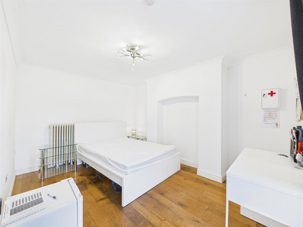 4 - Spacious Garden Flat for Auction, Kingswood.jp