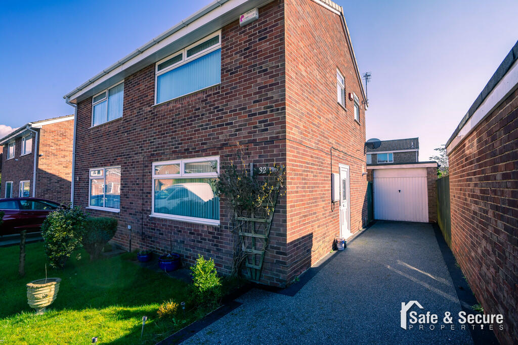 32 Leyland Close-...