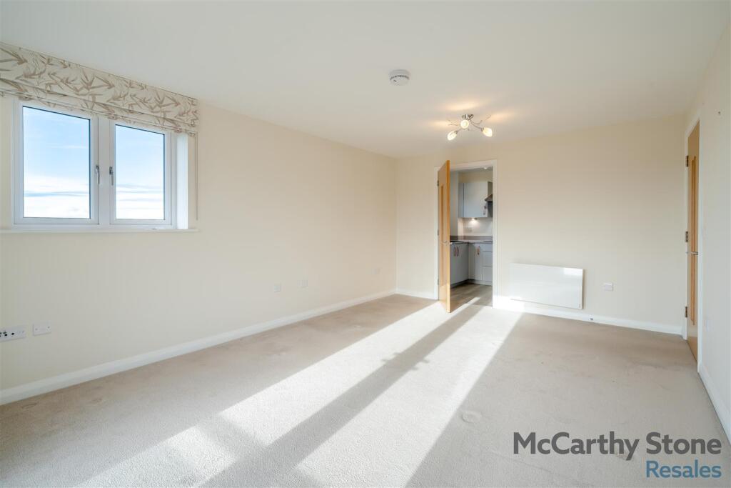8667981-interior02.jpg