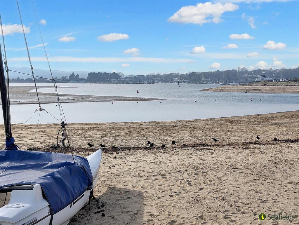 Seconds from beach/Harbour