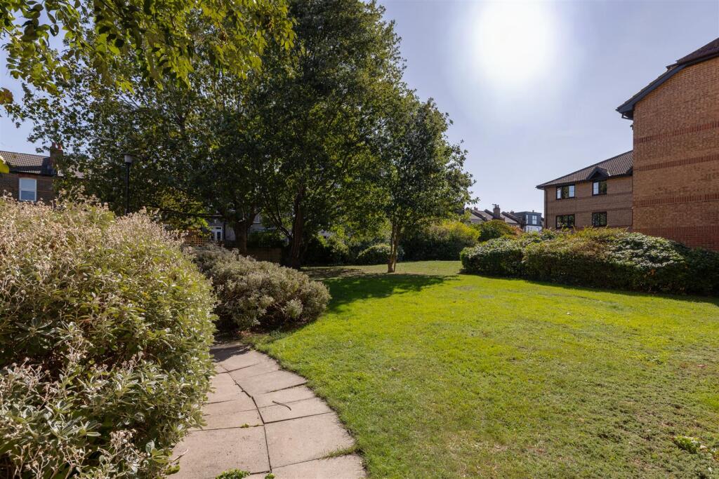 Chamberlain Place, E17