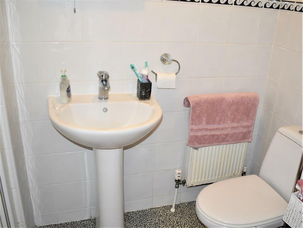 ensuite.jpg
