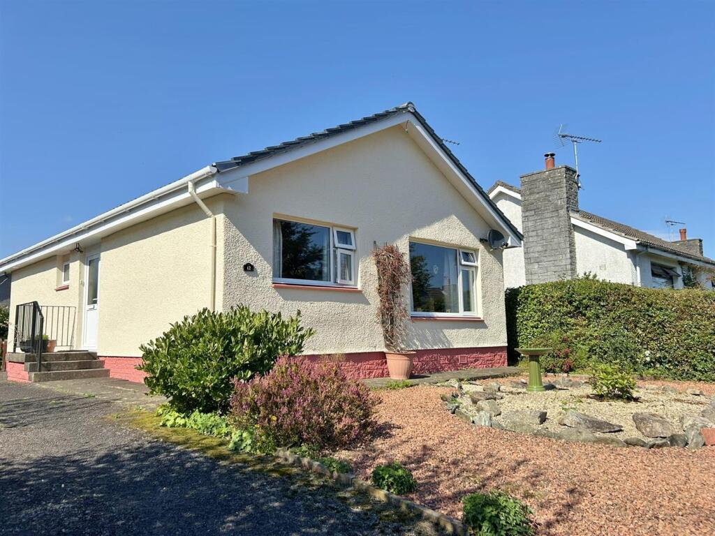 12 Murray Crescent