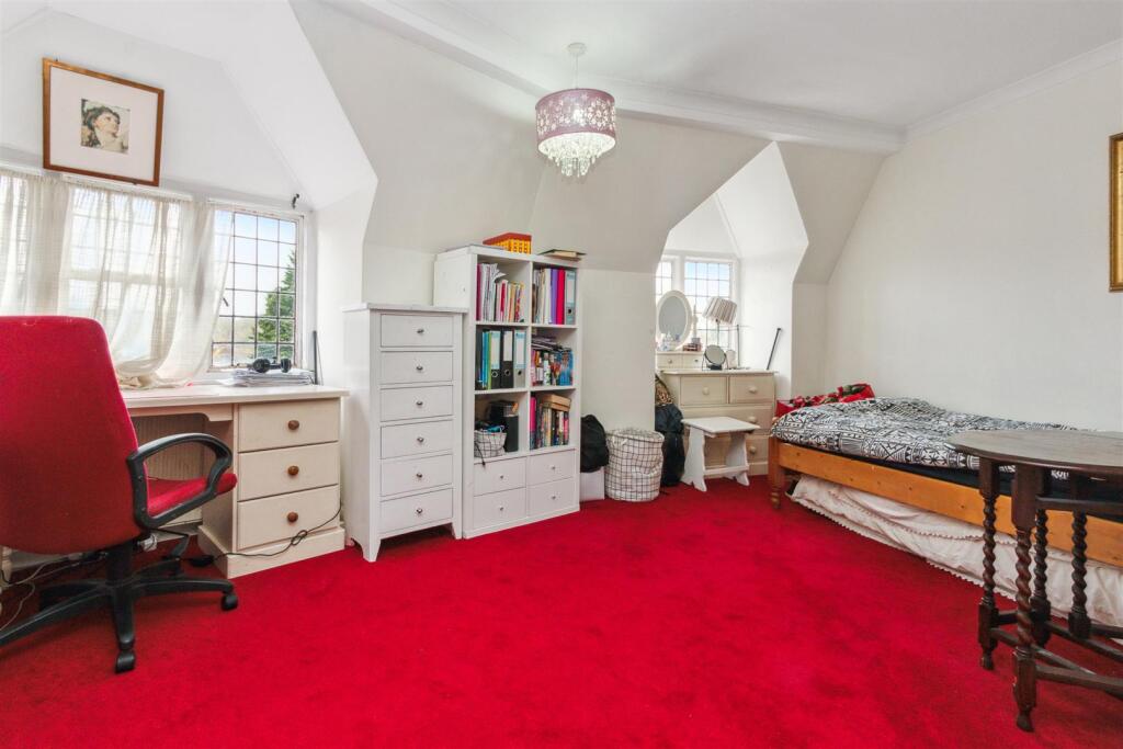 1a Station Approach, KT24 6QX bedroom 3a.jpg