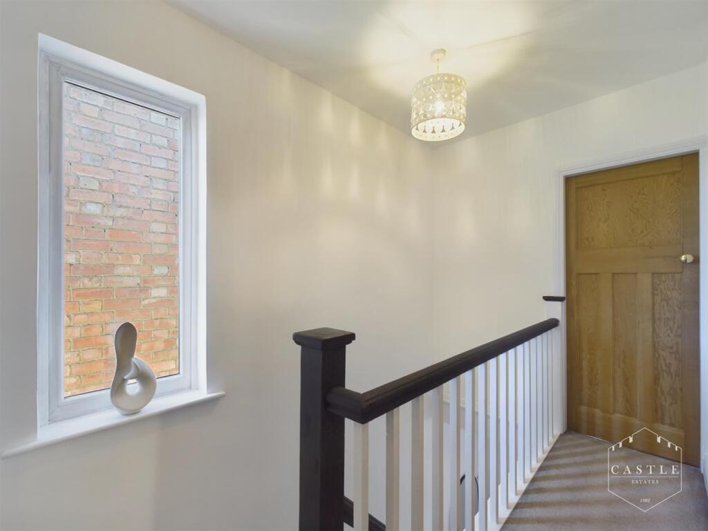 FIRST FLOOR LANDING