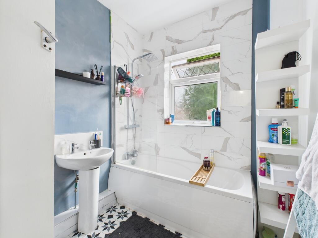 CAM03729G0-PR0076-STILL018