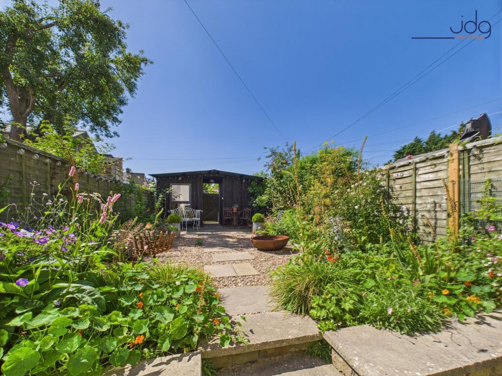 Beautiful Green garden with a bespoke workshop/summer house