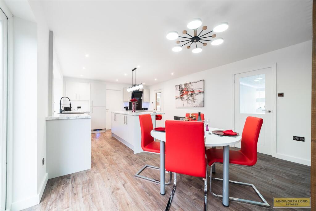 OPEN PLAN KITCHEN / DINING AREA