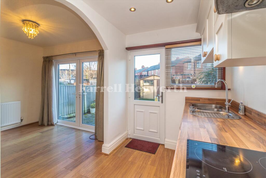 Kitchen Diner Area i