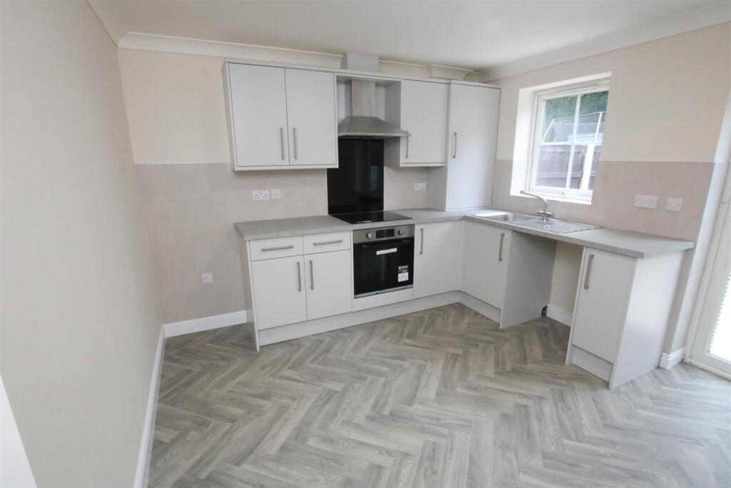 NEWLY FITTED DINING KITCHEN