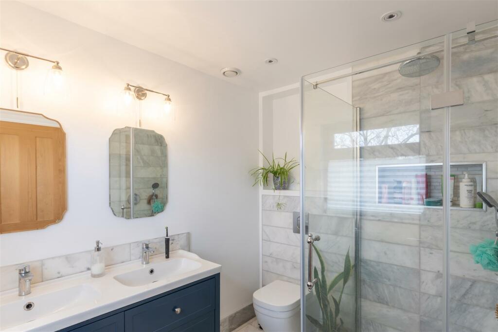 Bathroom 2.jpg