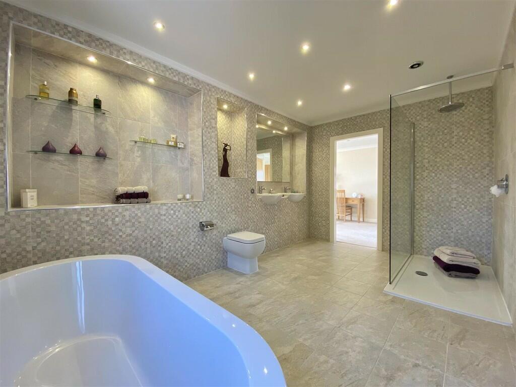 En-Suite Bathroom