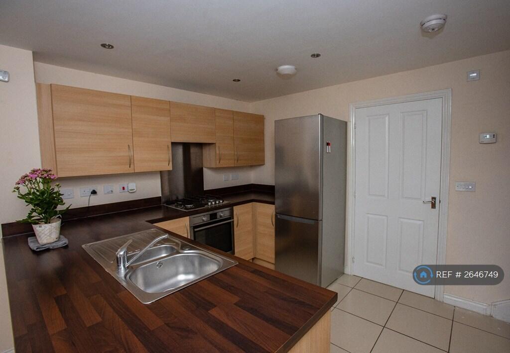 Kitchen With Fridge / Freezer &amp; Oven