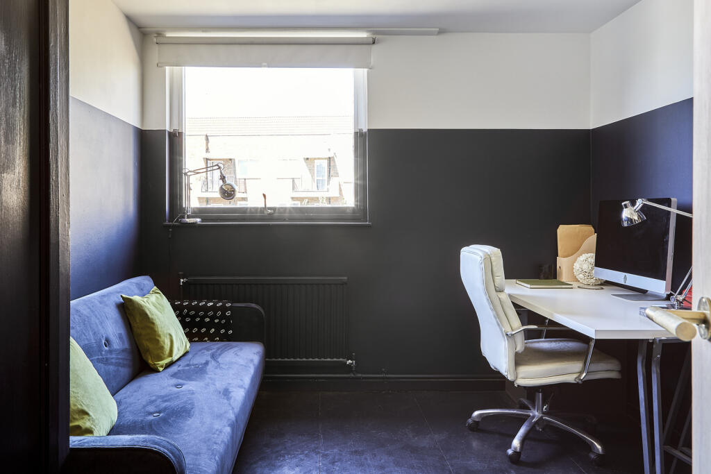 117559 - 220811 TMH 36 Don Phelan Close, London...