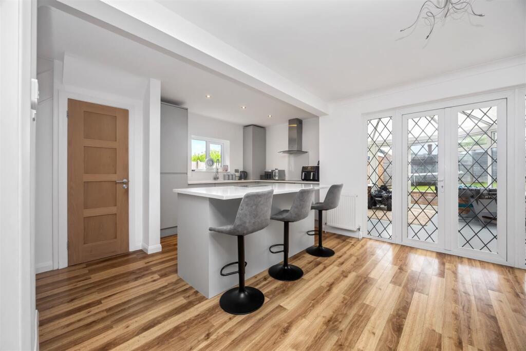 Open plan kitchen/dining room