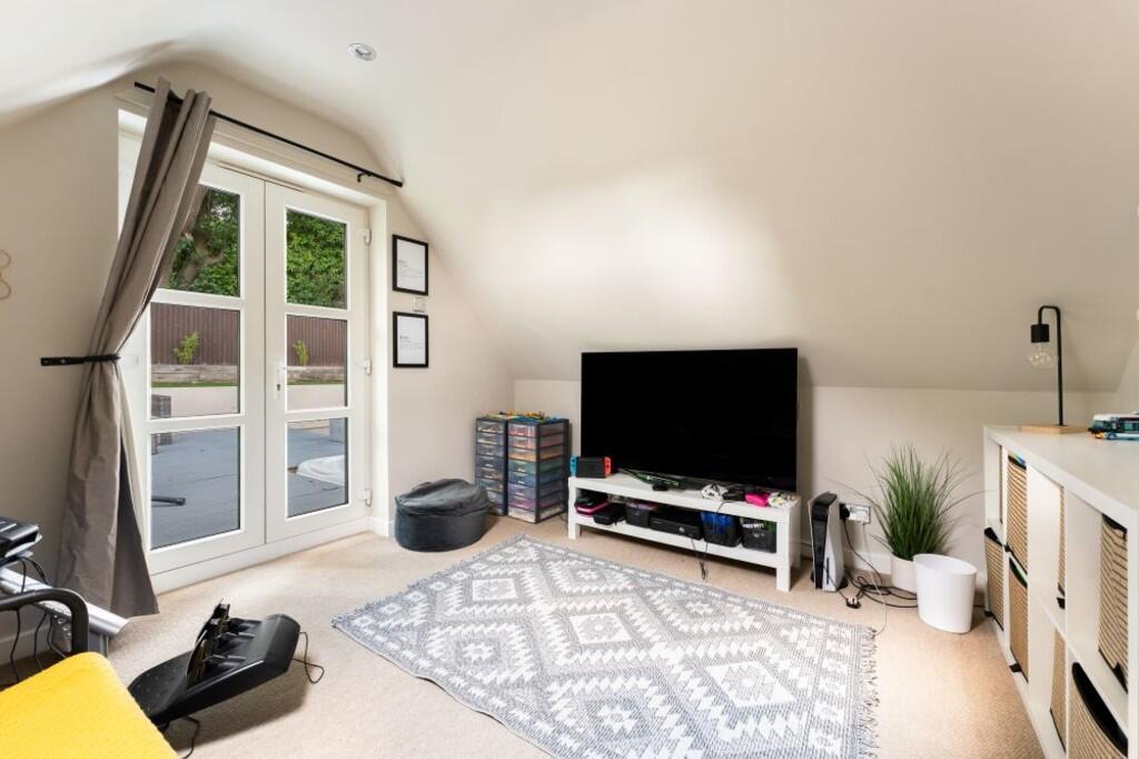 15 Barry Gardens-...