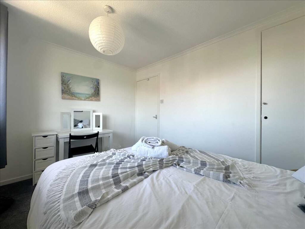 Bedroom (rear)