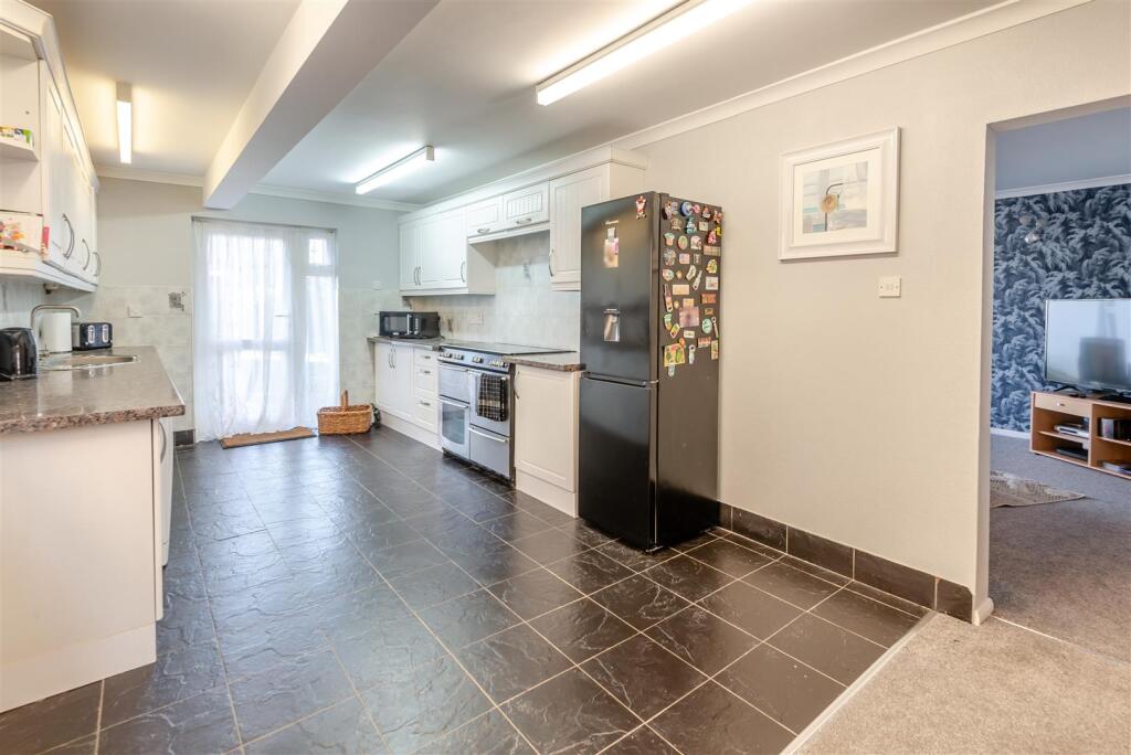 8581145-interior12.jpg