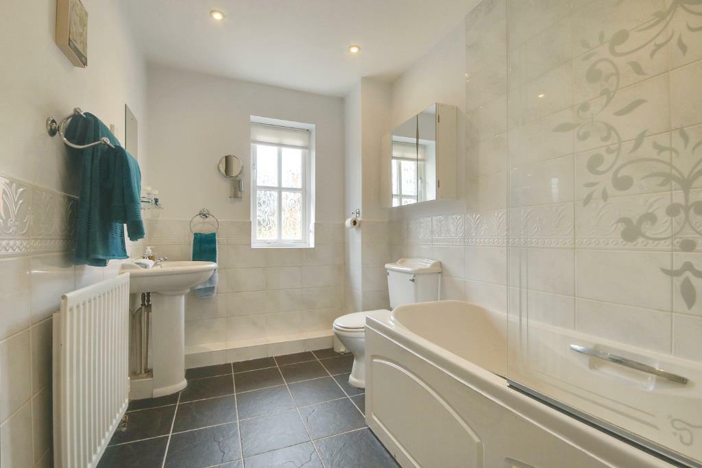 Family Bathroom (Portal Size).jpg