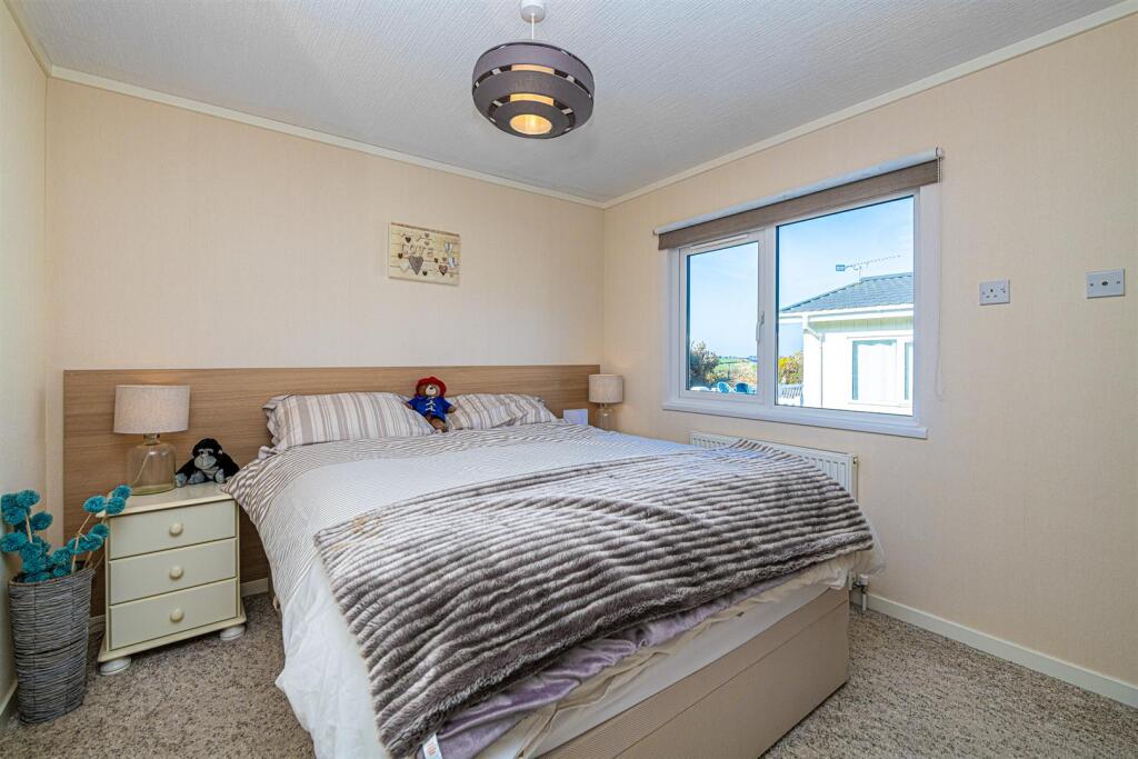R19 MASTER BEDROOM