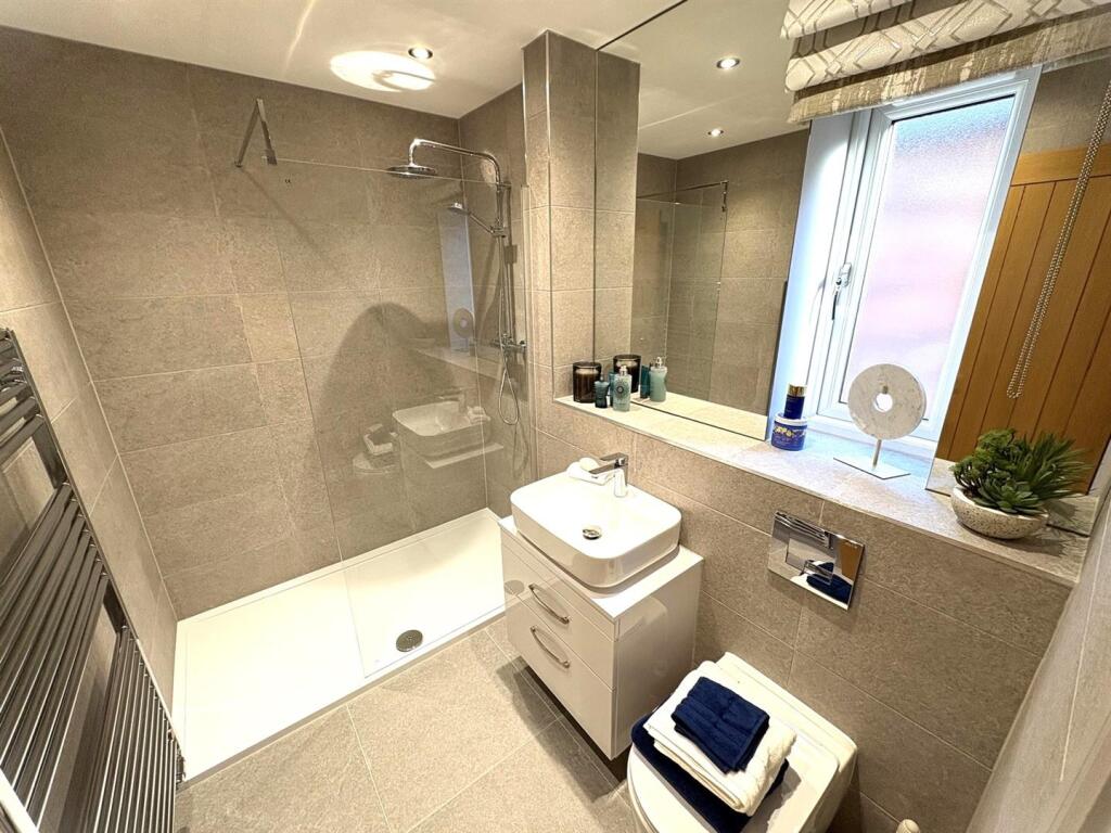 Master Bedroom En-Suite