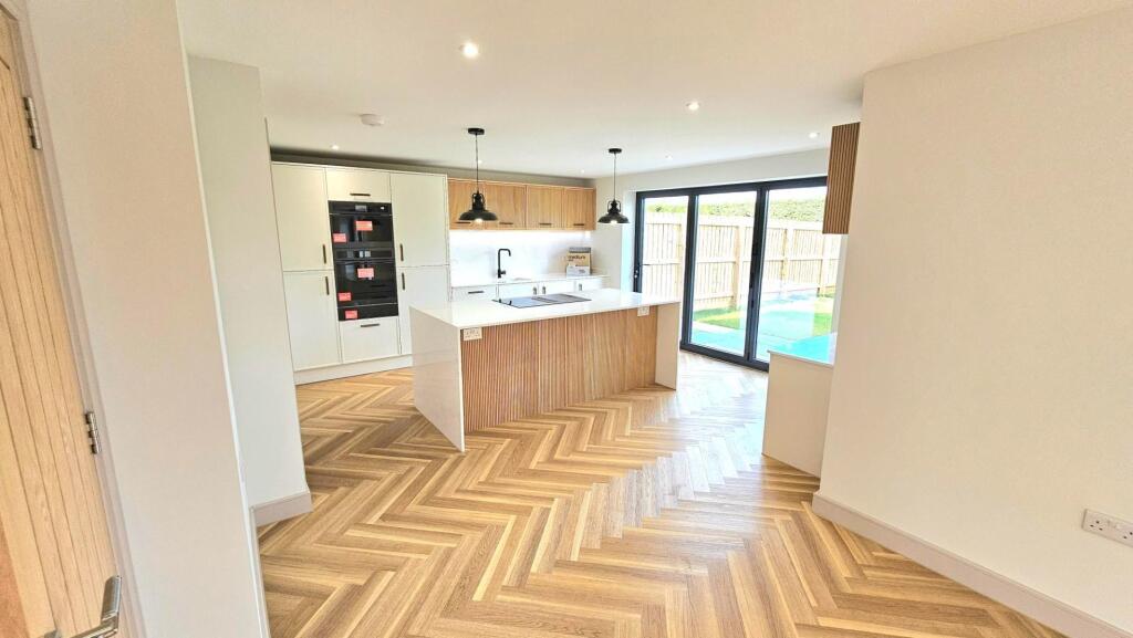 10 Magnum Plum Way kitchen 2 a.jpg