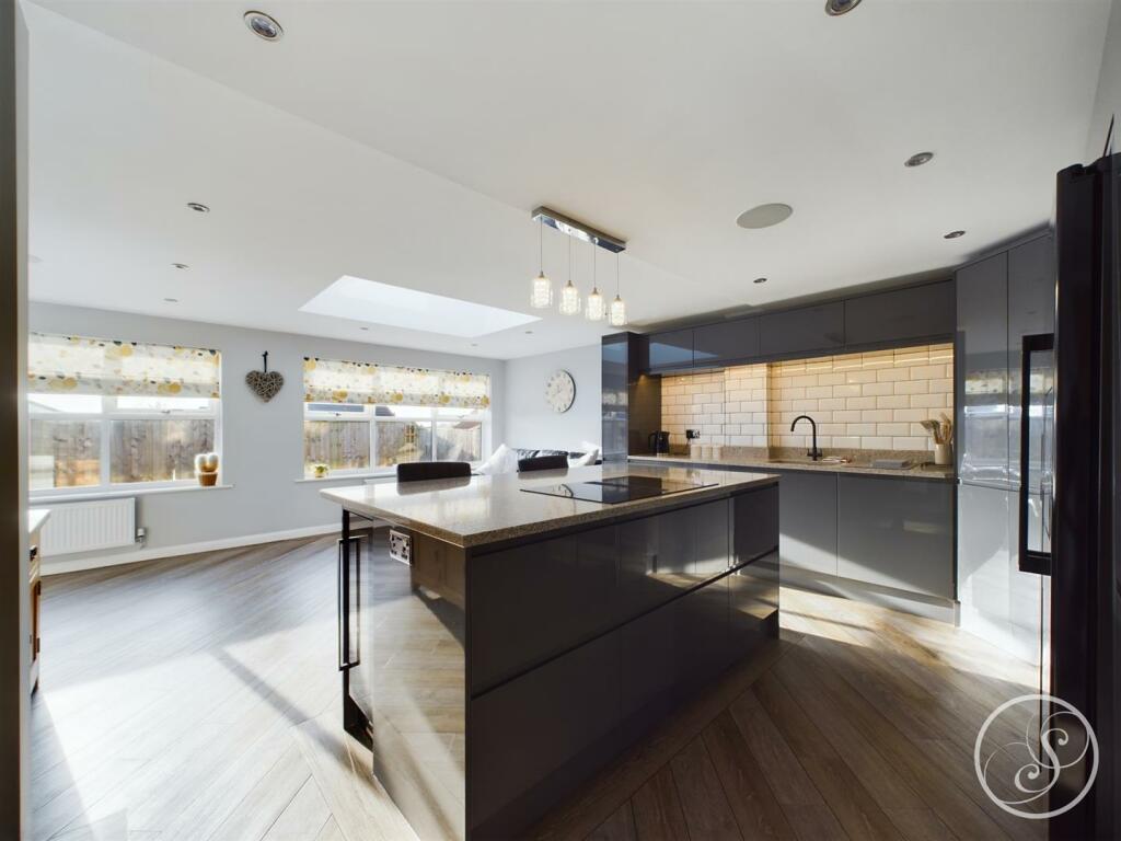 KITCHEN/LIVING AREA