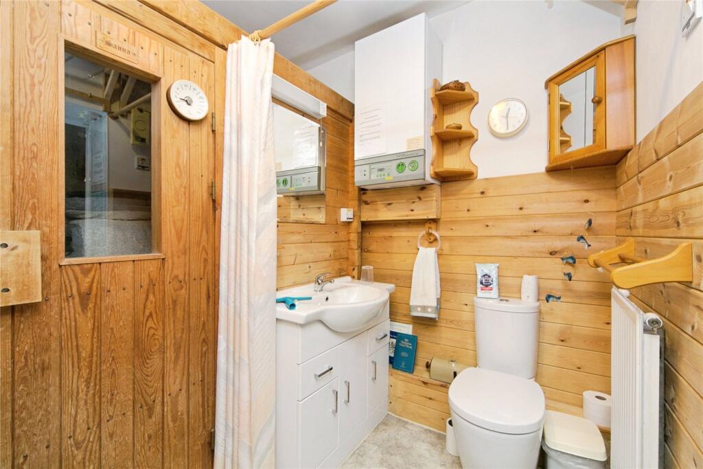 Annex Sauna &amp; Shower