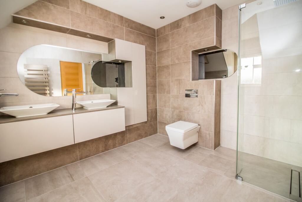 Master Bedroom En-suite.