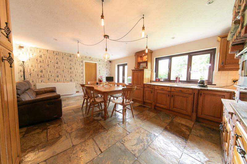 Kitchen &amp; dining room