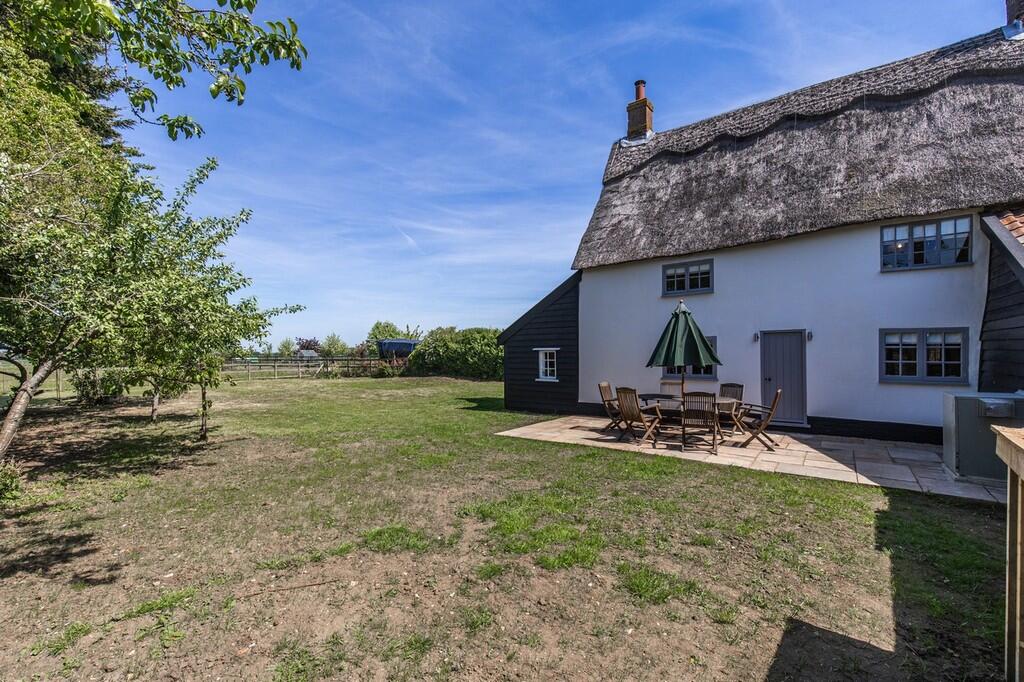 White Cottage Hou...