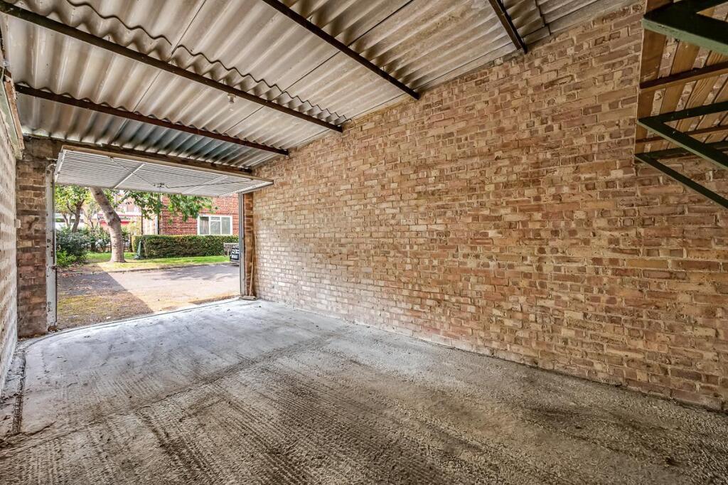 Garage 64 Heathfield Gardens-5.jpg