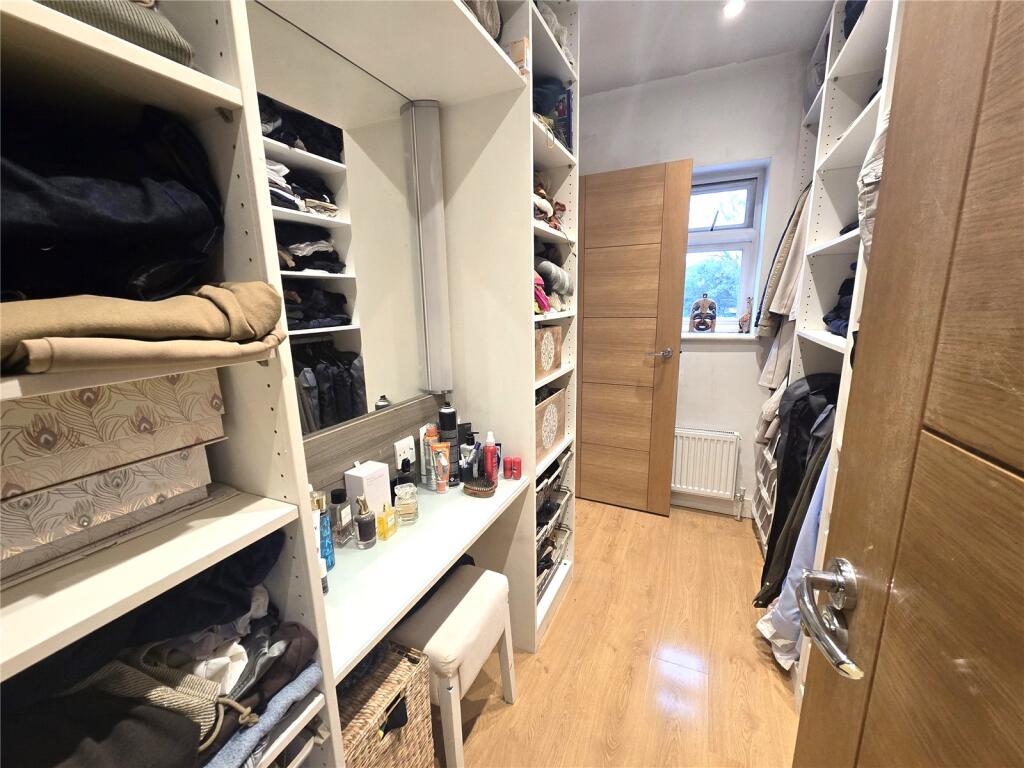 Walk-In-Wardrobe